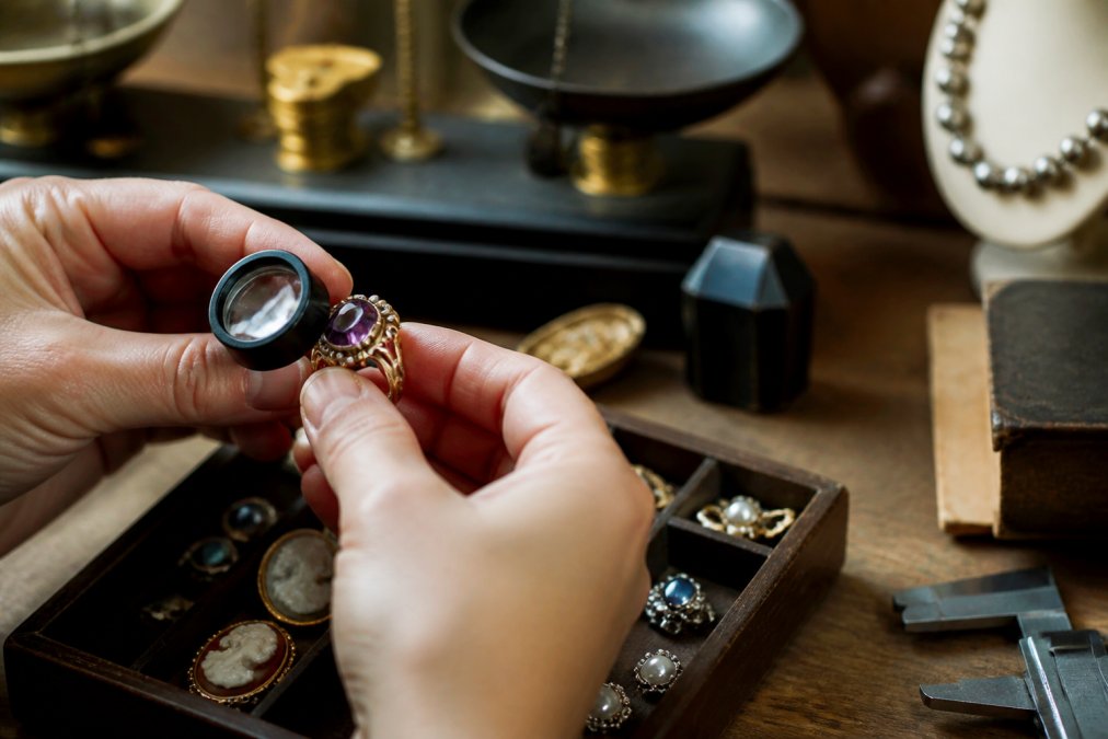 What Makes Vintage Jewelry Valuable: 2026 Guide