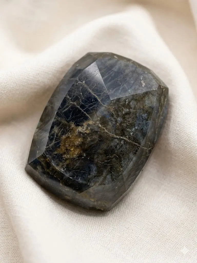 AAA+ Certified Quality Natural Labradorite, Oval -Mixed Shaped, Green Colored, 400GM. 90.00x6.500x2.80mm. Gemstone, GemKKG-12-088991