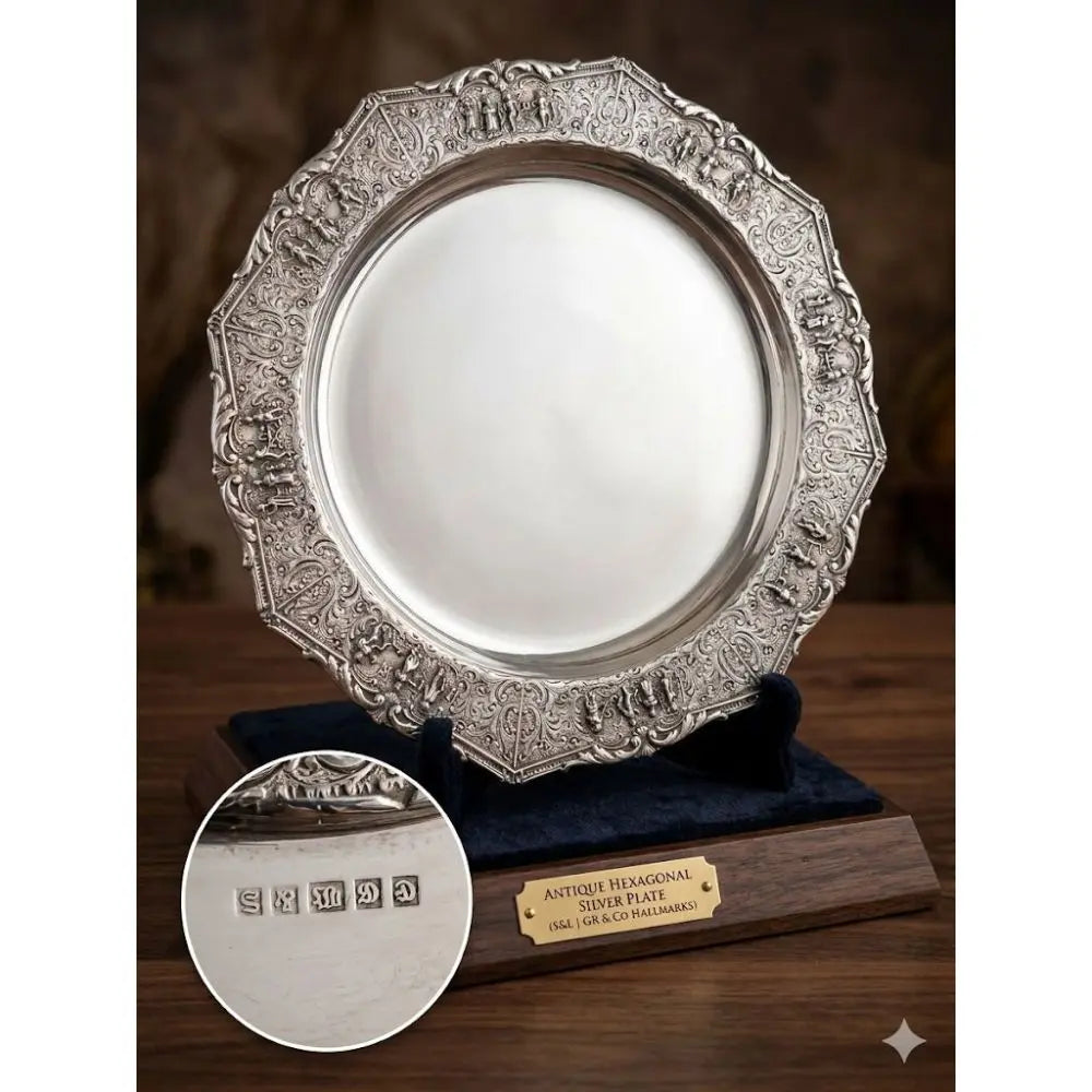 Set Composition: Includes four finely sculpted cordial goblets accompanied by a matching round, mirror-polished presentation tray.